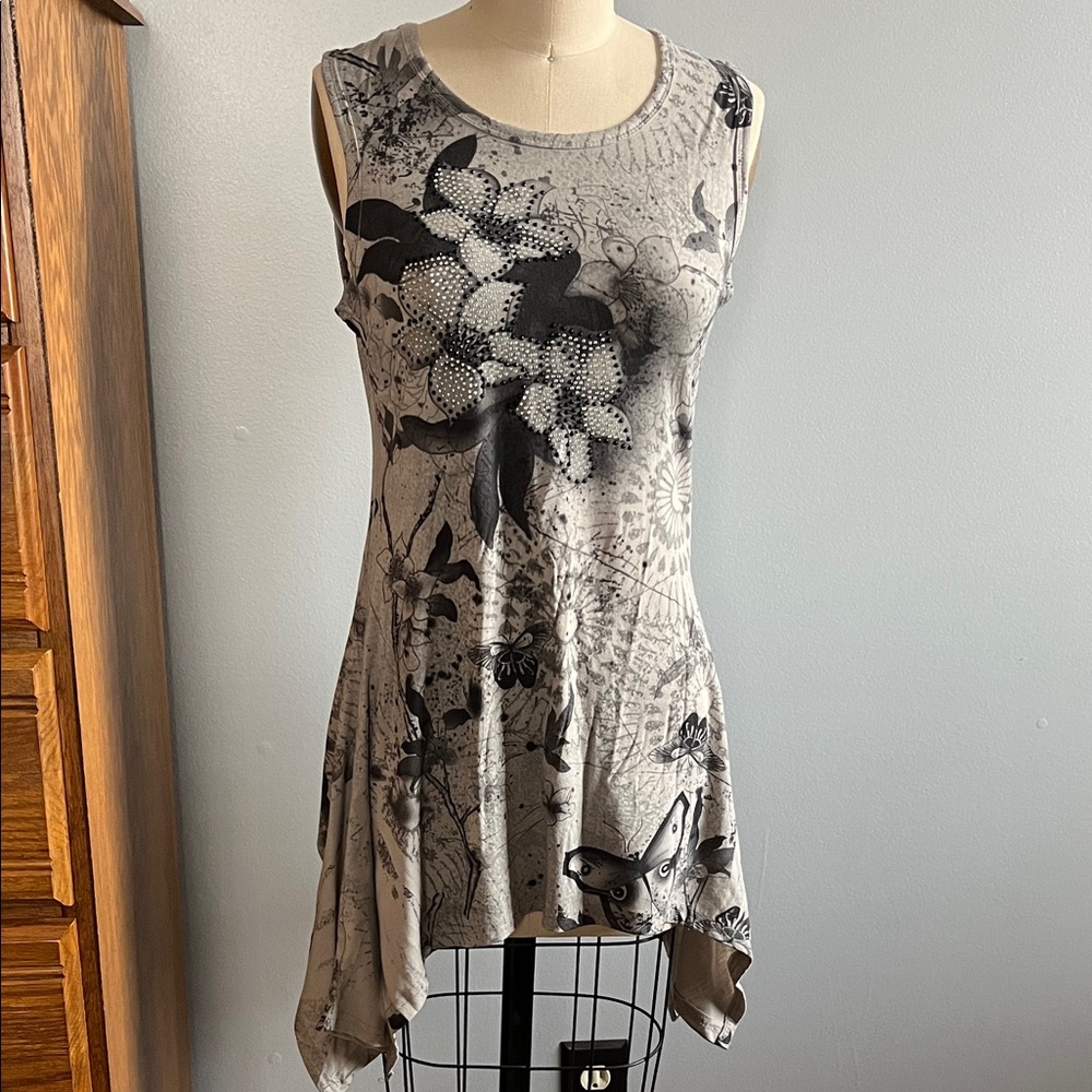 Gray Floral & Butterfly Handkerchief-Hem Tank Top